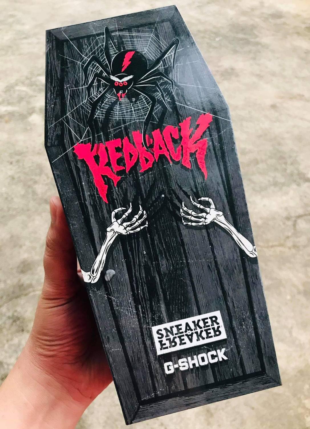 Sneaker Freaker x G-Shock DW-5700SF-1แพ๊กเกจโลงศพ Limitedที่มีเพียง100เรือนในโลกมีขายแต่ในออสเตรเลีย