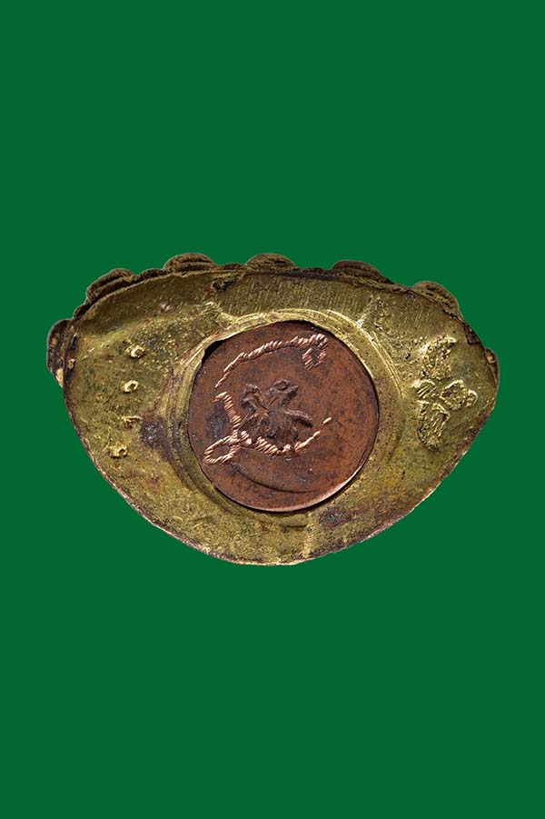 พระกริ่งนเรศวรเพชรกลับ เนื้อปลอกลูกปืน กะใหล่ทอง รุ่นอัศวิน ค่ายนเรศวร ปี50