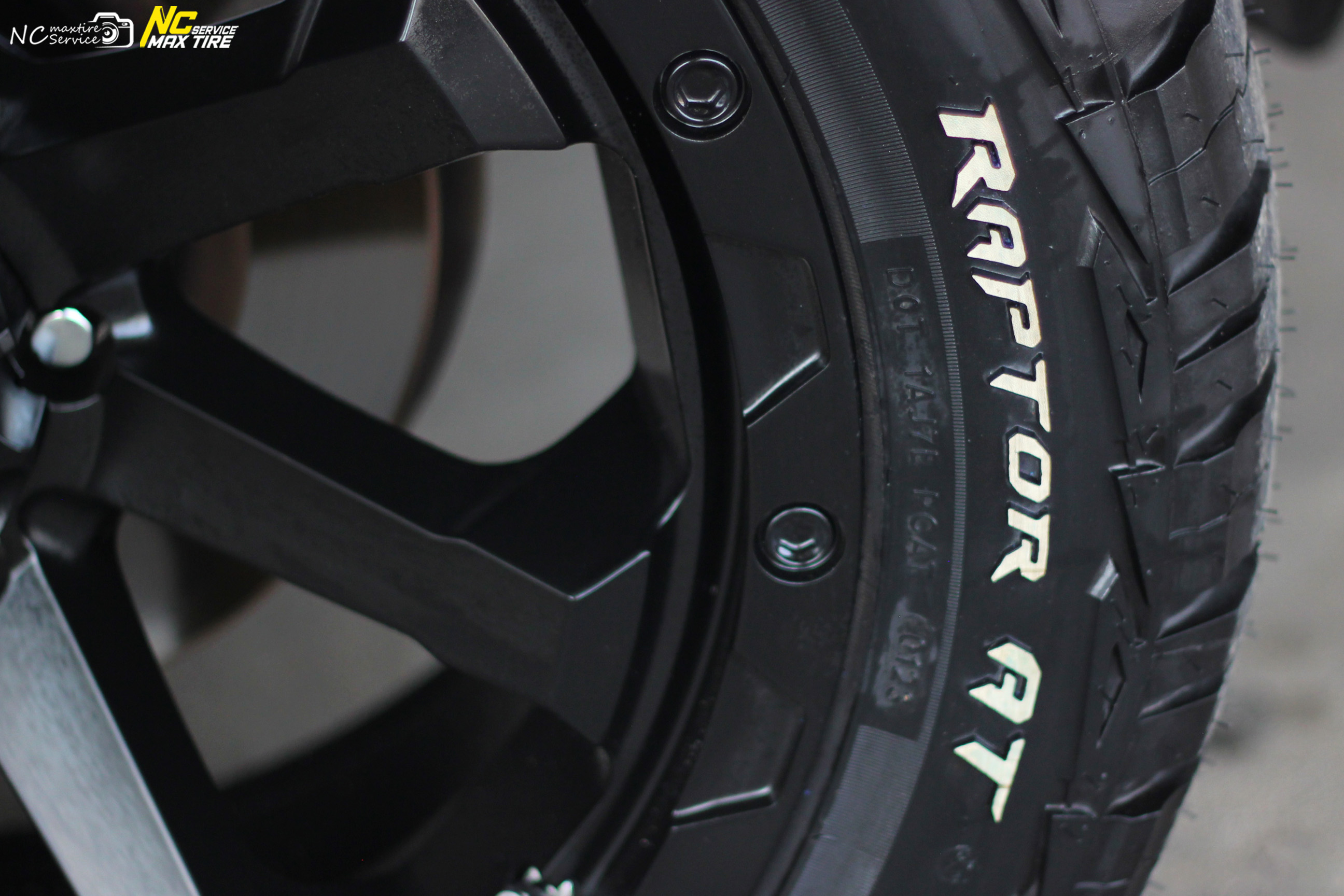 Toyota Fortuner / ล้อแม็กขอบ20 / CAPONE / AMERICAN OUTLAW / ล้อแม็กสีดำด้าน / SATIN BLACK / 20X9.0 6H139.7 ET5 / Cosmis Tire / Raptor AT / 265/50R20