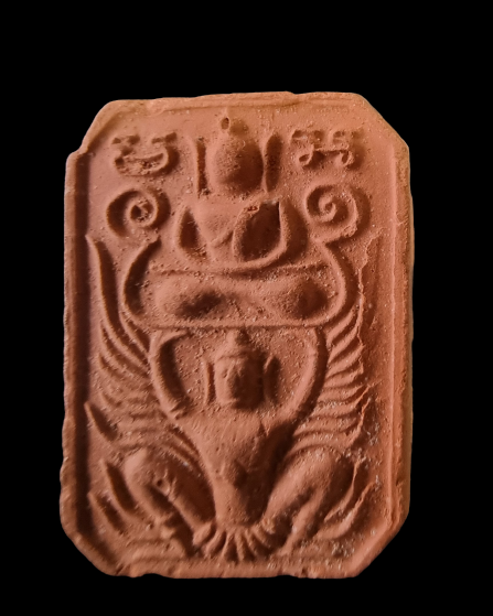 หลวงพ่อปาน วัดบางนมโค รุ่นสู่พุทธภูมิ พิมพ์ทรงครุฑ เนื้อดินอุดผง ปี 2536