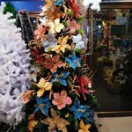 แบบต้นคริสต์มาสตกแต่งด้วยดอกไม้ในวันคริสต์มาส