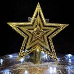 ดาวยอดสีทองติดต้นคริสต์มาส