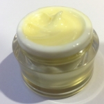 กลูต้าและอาร์บูติน ไวท์เทนนิ่ง ครีม 30 กรัม (GLUTA AND ARBUTIN WHITENING CREAM 30g)