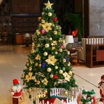 ต้นคริสต์มาสสีเขียวพร้อมตกแต่ง