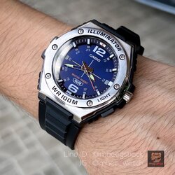 Casioทรง G-Steel หน้าBlue Dial สายResinCasio Illuminator Dims Softly กันน้ำลึก100เมตร