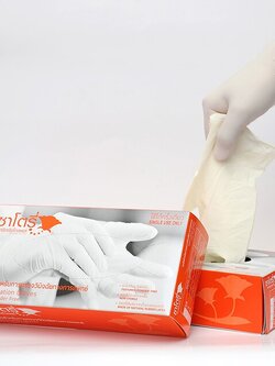 ถุงมือยางไม่มีแป้ง (1 กล่อง บรรจุ 100ชิ้น) กล่องสีส้ม แบรนด์ ศรีตรังโกลฟ์ GLOVE02 มีขนาดให้เลือก S, M, L ช่วยปกป้องมือของผู้สวมใส่จากคราบสกปรก สารเคมีอันตราย และเชื้อโรคได้อย่างปลอดภัยและมีประสิทธิภาพ สั่งขั้นต่ำ 20 กล่อง คละไซส์ได้