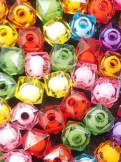 ลูกปัดทรงลูกเต๋าอะครีลิค คละสี / 50 เม็ด