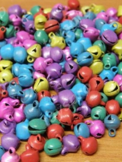 กระพรวนโลหะเคลือบสีด้าน 5 ม.ม. คละสี / 50 เม็ด